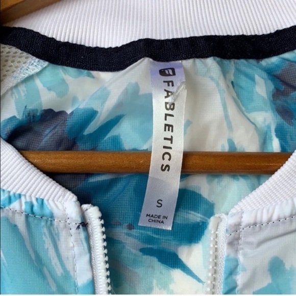 FABLETICS spring blue floral mesh sleeve zip light jacket - Picture 7 of 8